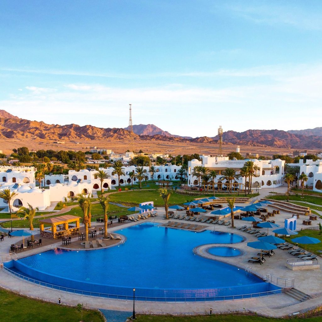 Offering panoramic perspectives of the Red Sea, Safir Dahab Resort فندق سفير دهب is positioned simply an hour's force from Sharm el-Sheikh. 