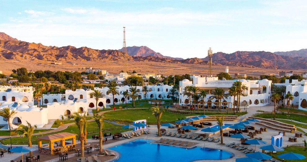 Offering panoramic perspectives of the Red Sea, Safir Dahab Resort فندق سفير دهب is positioned simply an hour's force from Sharm el-Sheikh.