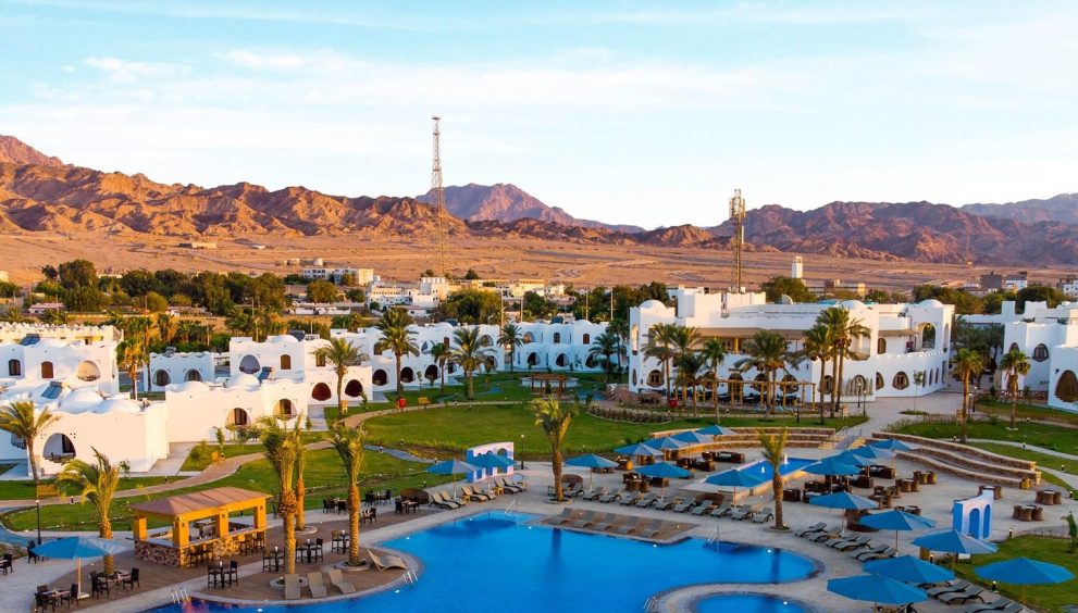 Offering panoramic perspectives of the Red Sea, Safir Dahab Resort فندق سفير دهب is positioned simply an hour's force from Sharm el-Sheikh.