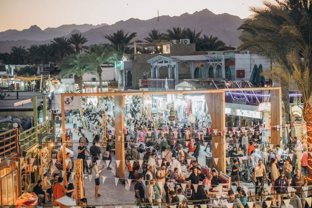 Tourists of various nationalities and a group of Egyptians from the city’s residents and visitors filled the table in a scene that repeats itself every year on the Dahab tourist promenade.